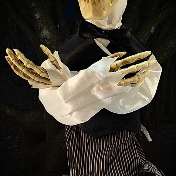 Animatronic Halloween Skeleton With Top Hat And Red Glowing Eyes 15" Tall Sittn' - Picture 3 of 8